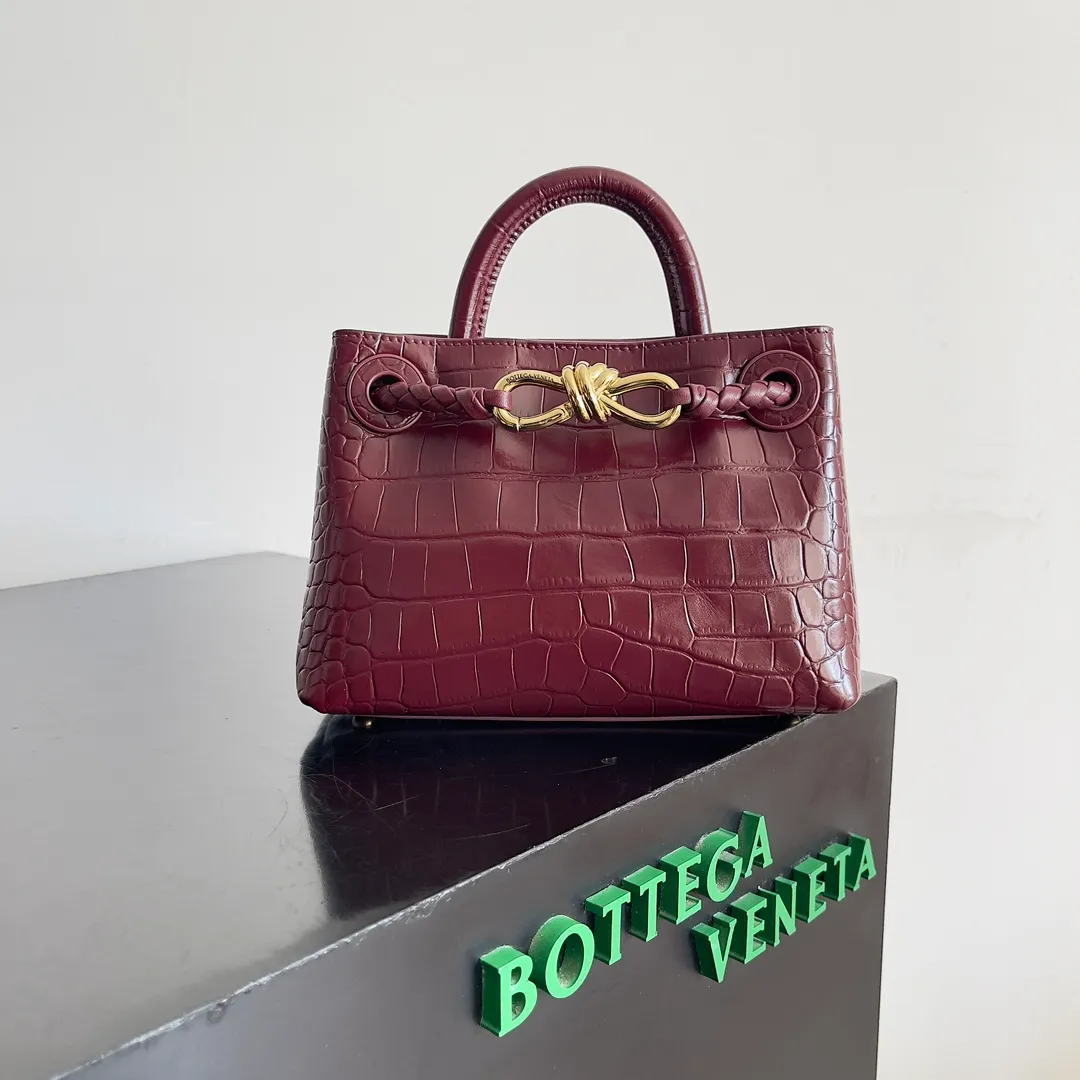 Batch 2880 BOTTEGA VENETA new women's crocodile leather ANDIAMO is shipped! ! ! As a classic model of the BV family, each innovation brings different surprises to fans. There are three ways to carry it with different makeup. Crocodile skin is called the gold in leather and is famous for its top luxury and rarity. During use, the luster of the crocodile skin will not fade or fade with time. No matter how long it is used, it will still remain new. And because each crocodile skin is different, the effect of each crocodile leather bag is different. Style number: 777614 Size: 22*9*15.5cm